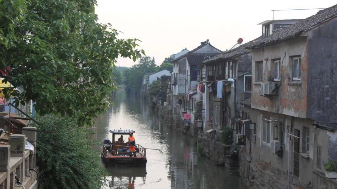 江西男子飞奔徒手接住坠楼男童，他奋不顾身的精神是否值得我们敬佩？